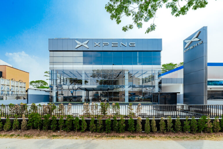 Tampak depan showroom XPENG Alam Sutera dengan fasad kaca dan papan logo XPENG.