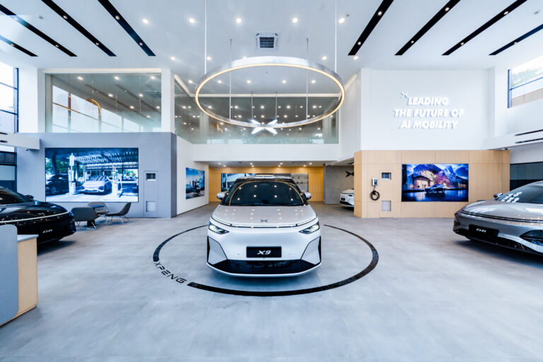 XPENG X9 putih di area display utama showroom Alam Sutera, di bawah lampu berbentuk lingkaran.